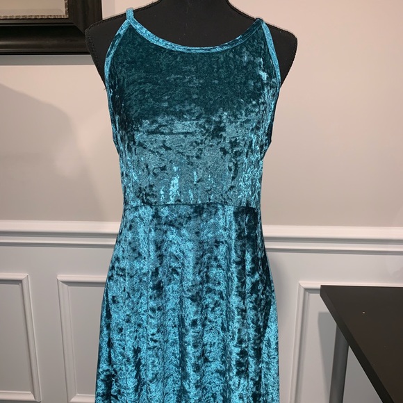 ⭐️NEW⭐️ Blue Velvet Dress - Picture 4 of 6